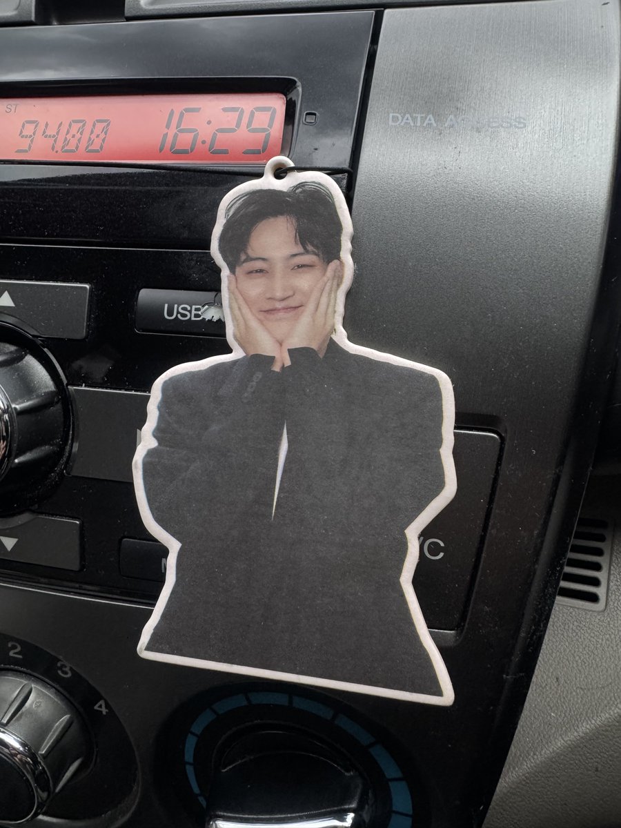 Nichawee's tweet photo. อยากให้ pop-up มีแผ่นหอมขาย ชอบมาก #JayB https://t.co/PINyyfuiy5