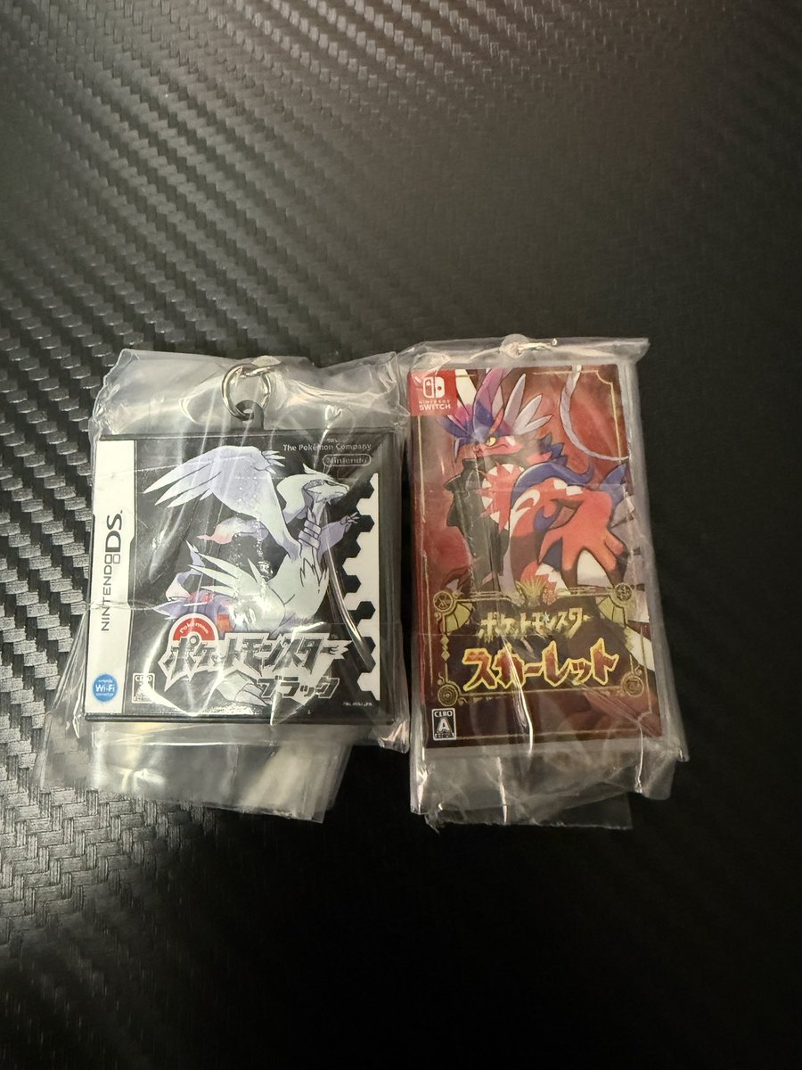 er3803014's tweet photo. ポケモン30周年グッズ
パッケージ&amp;ゲームカードキーホルダー
交換

譲)ブラック、スカーレット

求)パール、バイオレット

郵送もしくは都内手渡し希望です
よろしくお願いします🙇 https://t.co/pMLim5THsT
