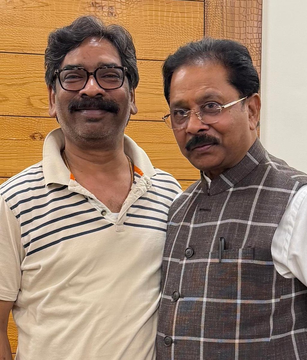 dpsahuINC's tweet photo. आज झारखंड के माननीय मुख्यमंत्री हेमंत सोरेन जी से शिष्टाचार मुलाकात कर लोहरदगा के विकास से जुड़े कई महत्वपूर्ण विषयों पर विस्तृत चर्चा की।

मुलाकात के दौरान बीएस कॉलेज, लोहरदगा स्थित क्रिकेट स्टेडियम के आधुनिकीकरण, फ्लड लाइट, आधुनिक खेल सुविधाओं, खिलाड़ियों के लिए बेहतर https://t.co/GuMUF27jxT