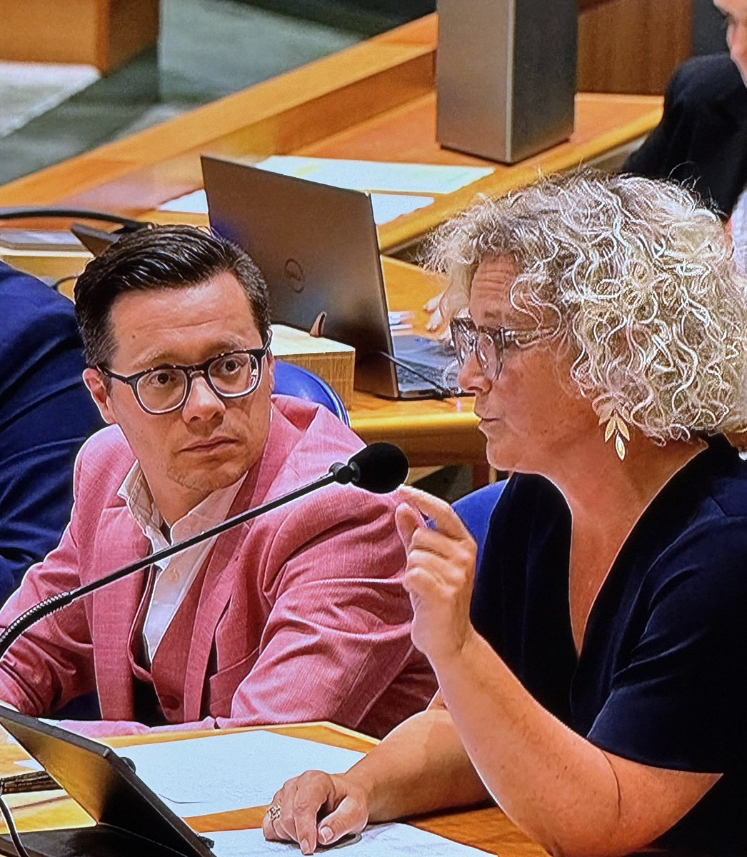 PlatteFred's tweet photo. Wat voor soort pilletjes gebruikt de man in het roze?? Of is hij zwaar onder de indruk van die super arrogante trut van een voorzitter van D66??  #stikstofdebat https://t.co/d8PPQ6kz1X