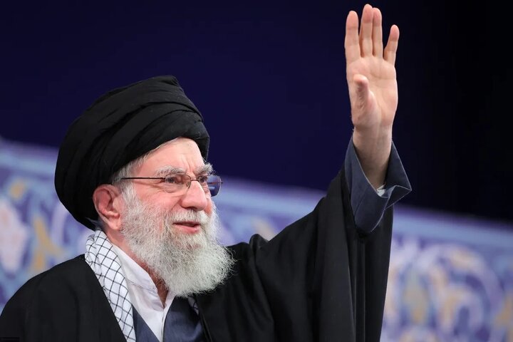 DEnqlab's tweet photo. در انتظار بدرقه مردی که می‌گفت:
«ما در برابر هیچ قدرت ظالمی، سر خم نخواهیم
کرد و از حق عقب‌نشینی نمی‌کنیم.» https://t.co/gRtANEh6tu