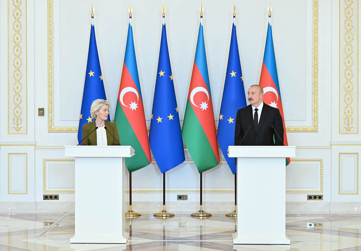 YAP_1992's tweet photo. Prezident İlham Əliyev və Avropa Komissiyasının Prezidenti Ursula Fon der Lyayen mətbuata bəyanatlarla çıxış ediblər.

https://t.co/cXpTQ1noug https://t.co/UO0d0jcMVK