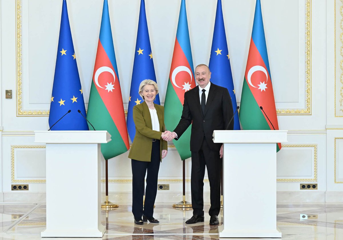 YAP_1992's tweet photo. Prezident İlham Əliyev və Avropa Komissiyasının Prezidenti Ursula Fon der Lyayen mətbuata bəyanatlarla çıxış ediblər.

https://t.co/cXpTQ1noug https://t.co/UO0d0jcMVK