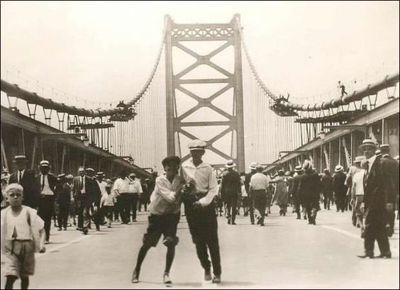 100YearsAgoLive's tweet photo. The new Benjamin Franklin Bridge opens across the Delaware River, connecting Philadelphia, Pennsylvania and Camden, New Jersey, as part of a weekend of Sesquicentennial celebrations. 

It is the world’s longest suspension bridge. Over 250,000 people walk across it on the first day.