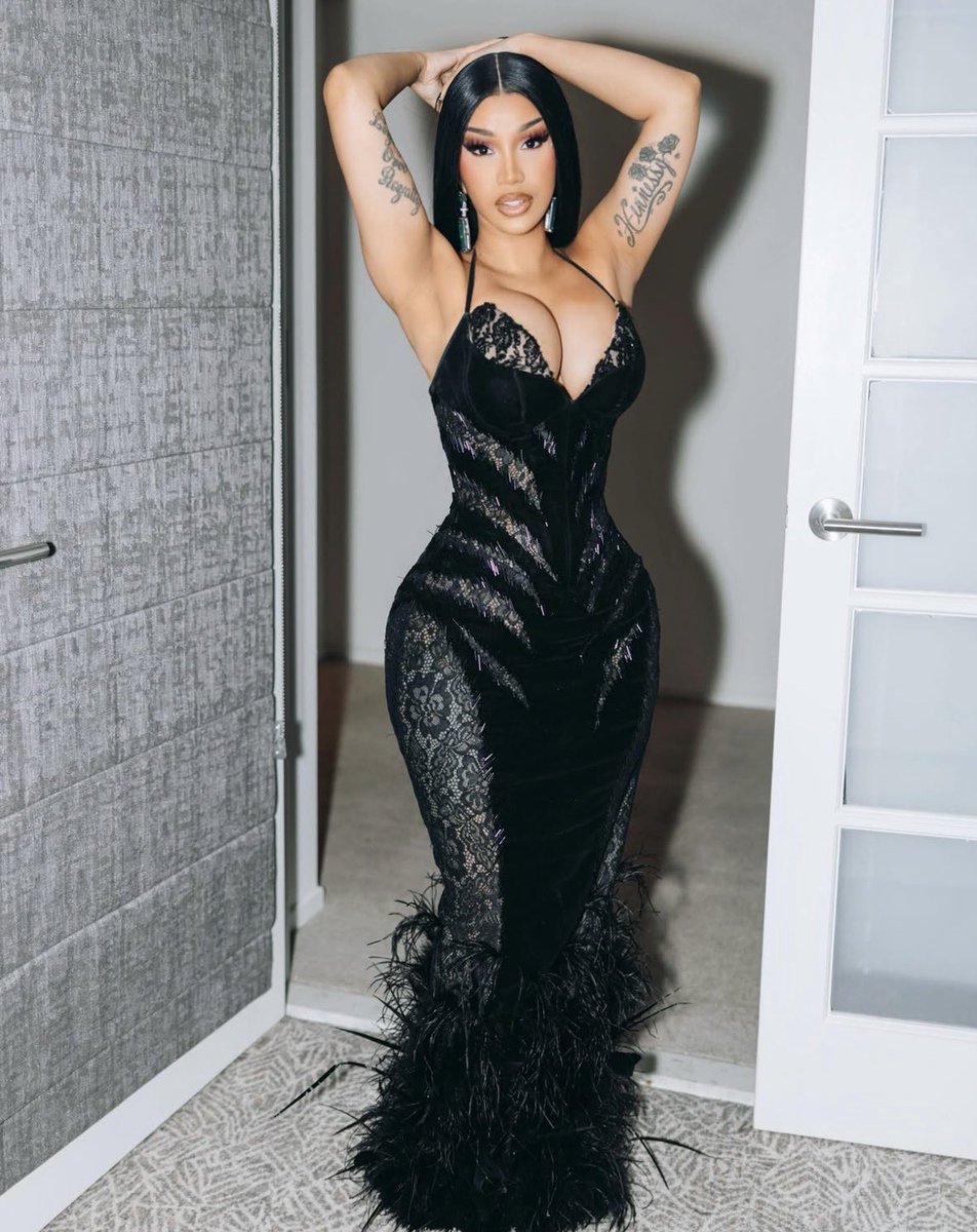 iamcardib's tweet photo. Dropped an album, dropped a baby, but I never drop the ball! 🖤 https://t.co/Ip5N1t8qXY