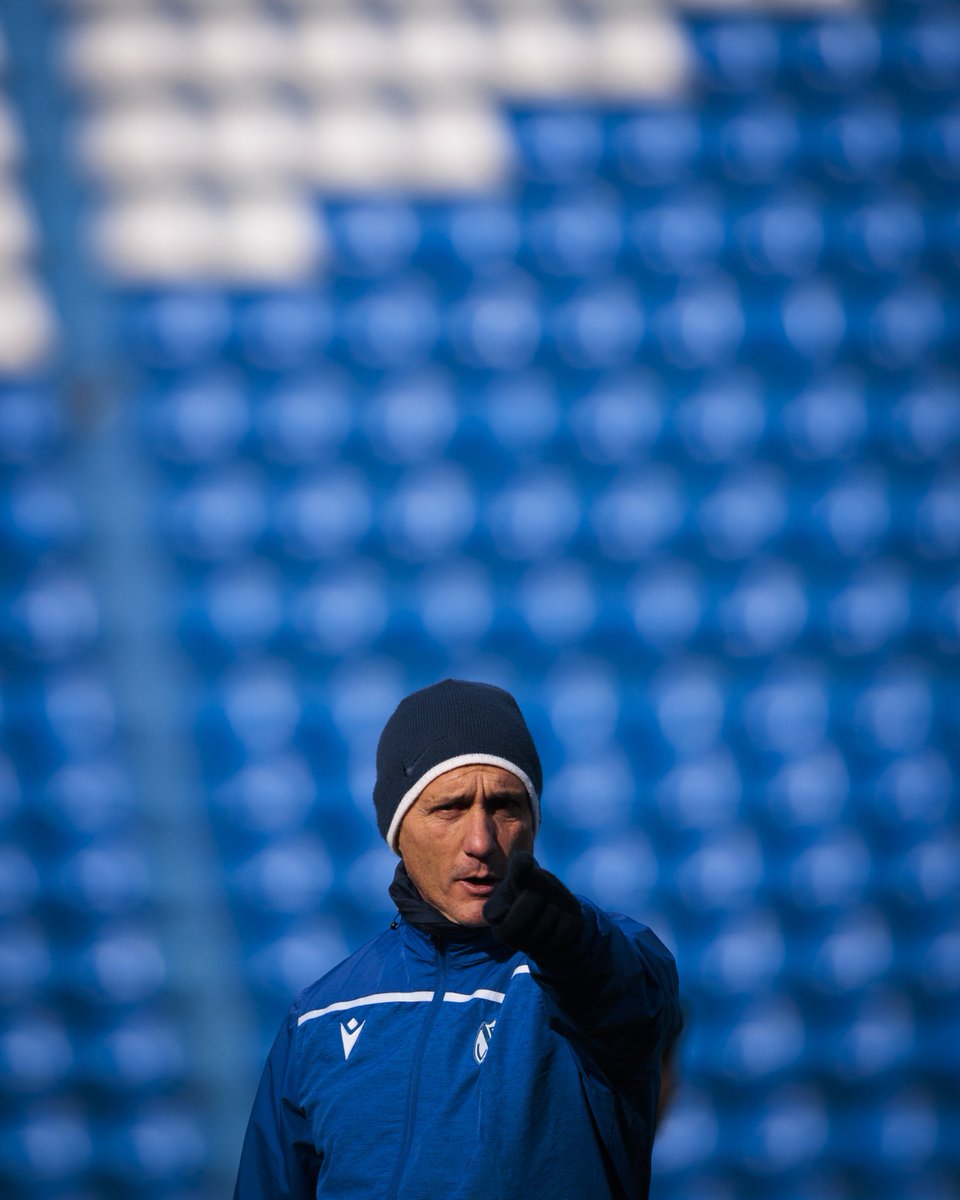 Velez's tweet photo. Cuando la pretemporada se muda a casa 💙 https://t.co/0CyqJvMvVA