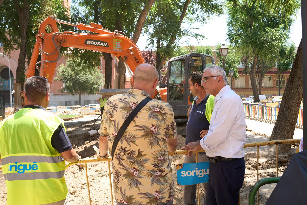 carlosizqtorres's tweet photo. 🔝Iniciamos las obras de remodelación de la plaza San Vicente de Paúl.

La convertiremos en una de las plazas más bonitas de #Carabanchel, entre los barrios de Abrantes y Opañel, y será punto de encuentro cultural y artístico de #Distrito11.

#CarabanchelAvanza en sus barrios. https://t.co/ZydkKX8acX