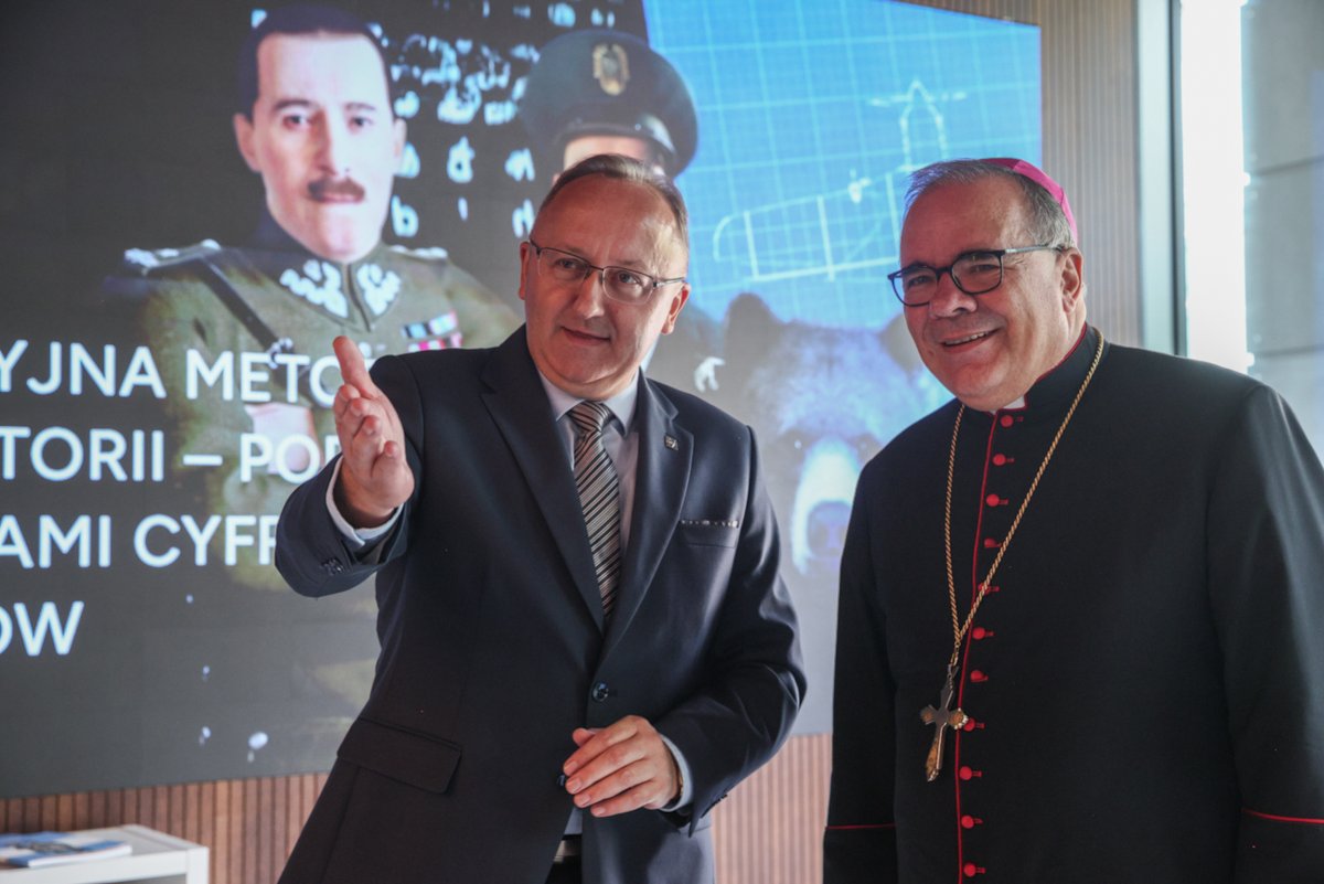 ipngovpl's tweet photo. 📢 Niezwykły gość z wizytą w @PrzystanekH!

🇻🇦 Nuncjusz apostolski abp Antonio Filipazzi zapoznał się z naszą szeroką ofertą edukacyjną, odwiedzając m. in. Strefę Nowych Technologii. Obejrzał też wystawę o Poznańskim Czerwcu 1956 – otwartą w 70. rocznicę robotniczego protestu – oraz archiwalia przekazane w ramach projektu #ArchiwumPełnePamięci.

⚠️Podczas wizyty omówiono też zaplanowaną na koniec października br. międzynarodową konferencję naukową w Watykanie oraz kolejne etapy współpracy #IPN z instytucjami Stolicy Apostolskiej.

ℹ️ Z hierarchą spotkali się: zastępca prezesa IPN dr hab. Karol Polejowski, dyrektor Centralnego Przystanku Historia im. Prezydenta Lecha Kaczyńskiego – Anna Putkiewicz, dyrektor Biura Badań Historycznych IPN dr @SebastPilarski i rzecznik prasowy Instytutu dr @RafalKoscianski.