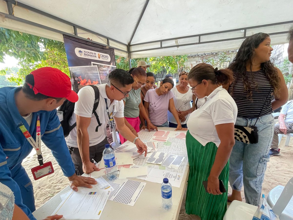 UNGRD's tweet photo. El conocimiento de las comunidades fortalece los #MapasComunitarios

Más de 100 participantes se reunieron en La Guajira y Magdalena para identificar riesgos, amenazas y capacidades de sus territorios.

Junto a comunidades y entidades aliadas, compartieron conocimientos que enriquecen la información sobre sus territorios.

Sus aportes permiten identificar zonas de riesgo, reconocer capacidades locales y mejorar la preparación ante emergencias.