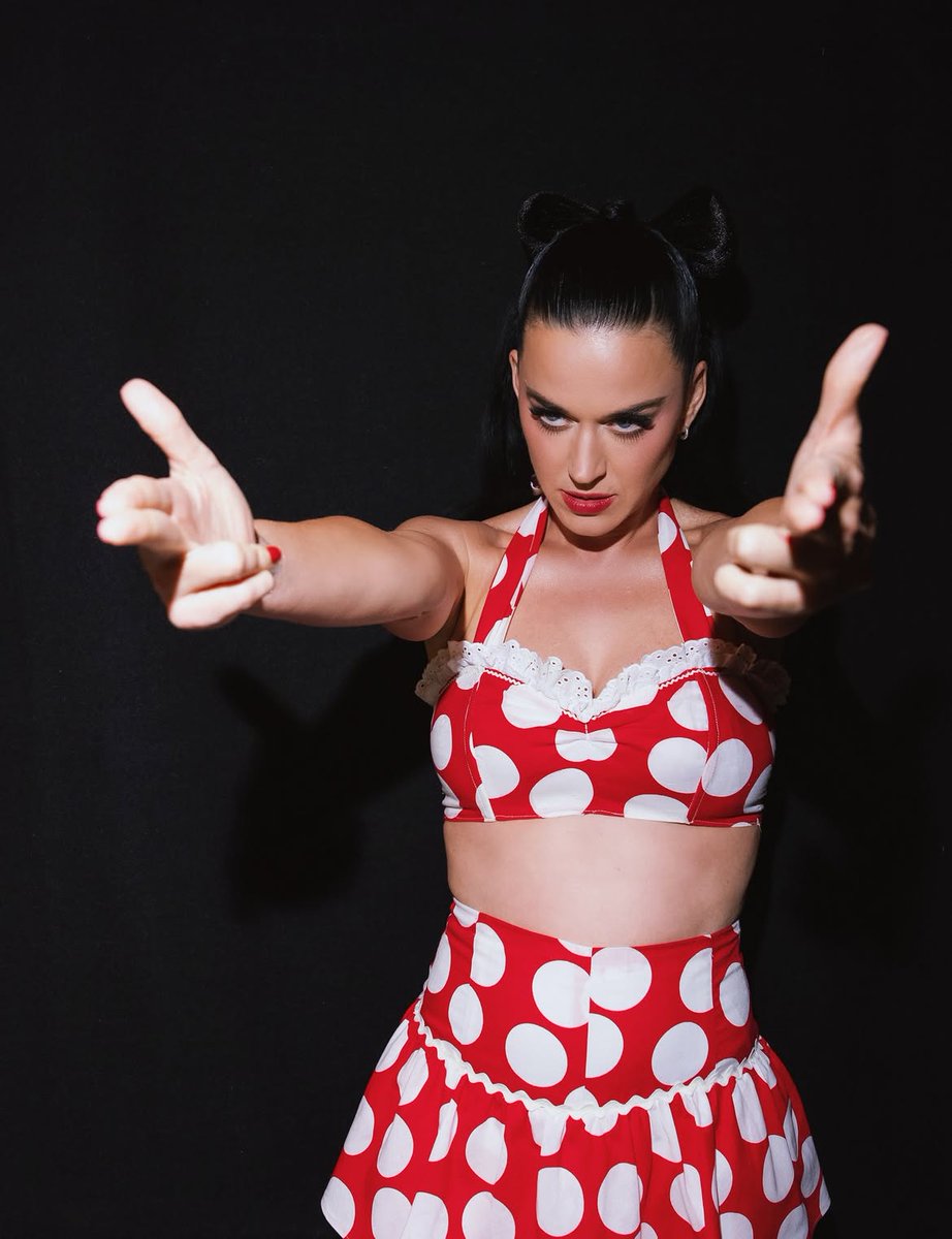 UMusicColombia's tweet photo. Una artista, décadas de éxitos. ¿Cuál fue la primera canción de Katy Perry que escuchaste?❤️

y #katyperry https://t.co/LVAphlkBTH