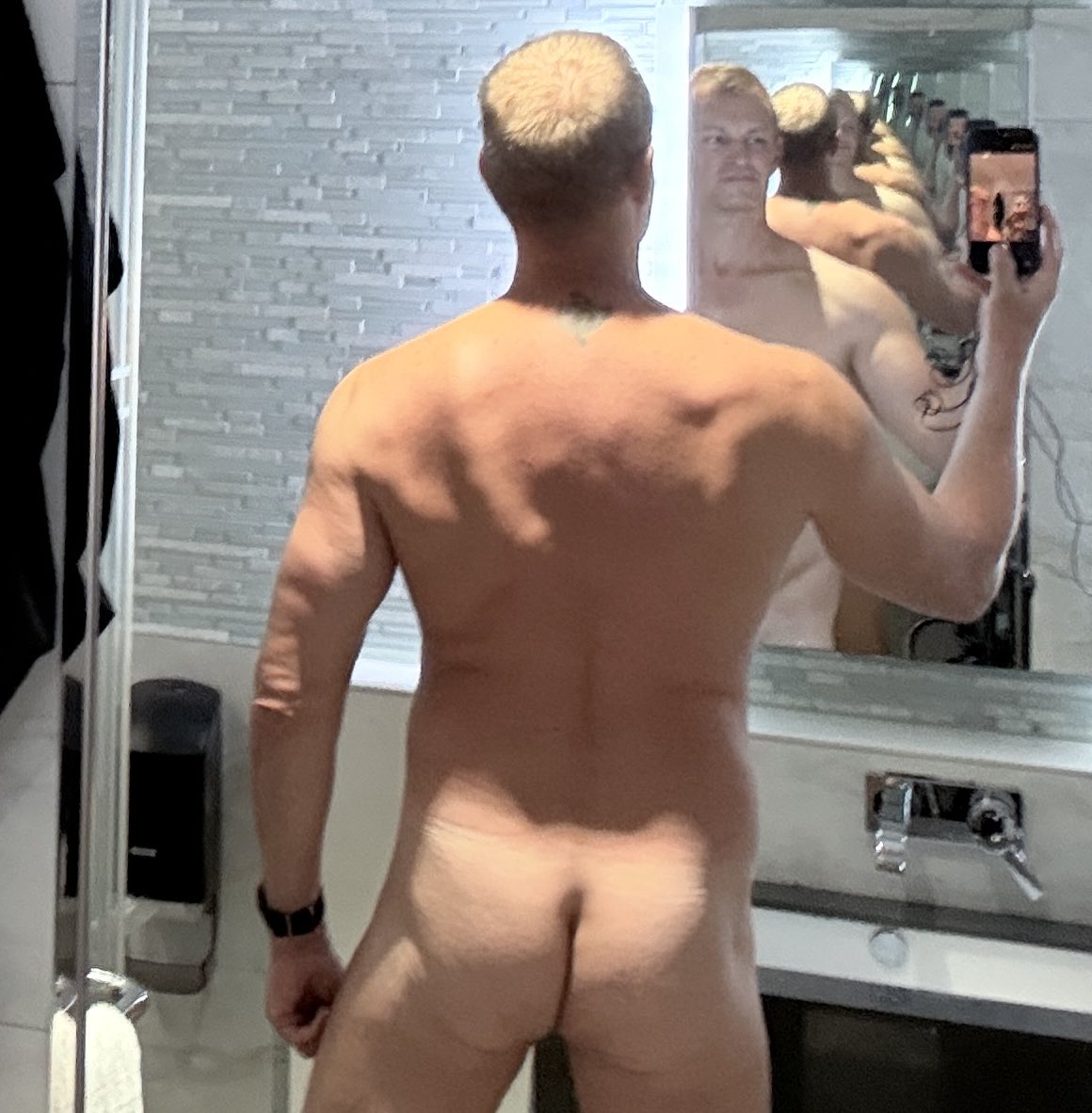 Bad lighting but think Daddy’s ass is filling out? https://t.co/FRVkBsyZ1s