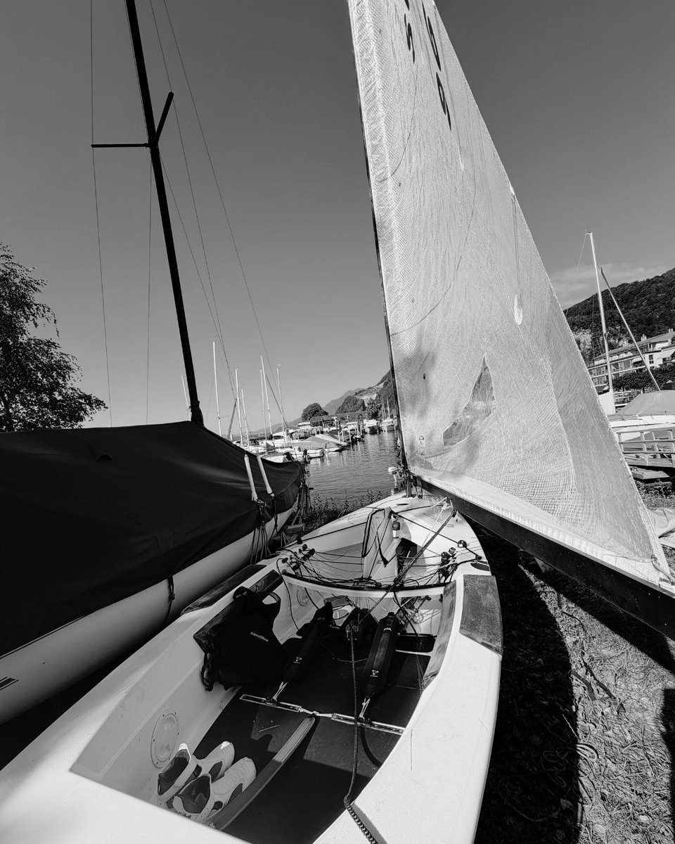 DIVICOVIBES's tweet photo. Some tracks are written in a studio.
Others begin with the wind.
Every session on the water is a reminder that rhythm is everywhere. The silence before the start, the tension in the sails, the movement of the waves. That's where inspiration finds me.
Sailing keeps me grounded.
Music lets me drift.
🎵🌊
#MusicArtist #Sailing #SpotifyArtist #Nature #Switzerland @NorthSails