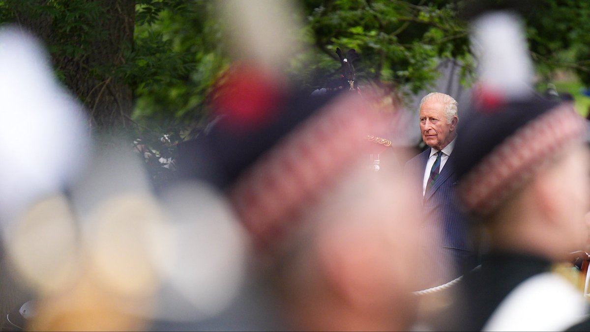 RoyalFamily's tweet photo. As Colonel-in-Chief, The King unveils a statue at West Princes Street Gardens to mark the 20th anniversary of the Royal Regiment of Scotland.  
 
In a speech at the unveiling, His Majesty said:

‘It is a moment to reflect on two decades of service, as well as to honour a lineage that stretches unbroken from 1633 from your antecedent regiments - some represented here today - that now form this great Regiment. That continuity is a living testament to duty, resilience, and unwavering commitment’. 

🦁The statue, a bronze lion in repose guarding the regiment’s cap badge, was designed by local Edinburgh sculptor, Kenny Hunter. The lion sits on a plinth of six separate sections, representing the unity of Scotland’s six historic infantry regiments, amalgamated to form the SCOTS in 2006.