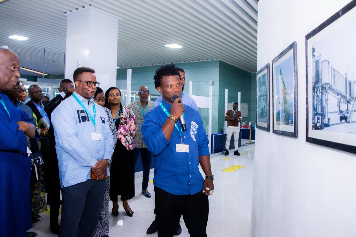 kmnatchaba's tweet photo. Lancement de l'exposition photo « Expo Aerog'Art » 🎨✈️ :

✅️ Un îlot de culture dans l'aérogare de @LomeAirport
✅️ Une valorisation du talent togolais 🇹🇬
✅️ Un parti pris de célébration de ce lieu unique ! 

Bravo aux photographes et au curateur .

#AéroportDeLomé #DestinationTogo 🇹🇬✈️