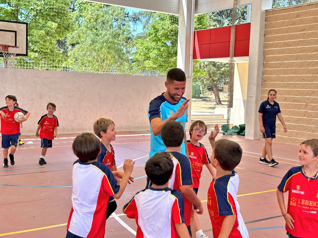 RandoriSport's tweet photo. ⚽ Visita del capi @17RaulCampos a la sede del Campus @museolegends en @sacochamartin

😍 Siempre un privilegio recibir a uno de los mejores jugadores de la historia de nuestro país 🇪🇸 https://t.co/tOa9wmoX3M