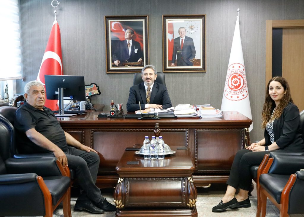 AhmetAYDIN_02's tweet photo. 27. Dönem Adıyaman Milletvekilimiz Sayın İbrahim Halil Fırat, Tarsus Güven Haber İmtiyaz Sahibi Sayın Orhan Korkut ve kıymetli misafirlerimizi Bakanlığımızda ağırlamaktan memnuniyet duyduk.

Gerçekleştirdiğimiz görüşmede ülkemizin gündemine, çalışma hayatına ve bölgesel gelişmelere ilişkin istişarelerde bulunduk.

Kendilerine ziyaretleri dolayısıyla teşekkür ediyorum.