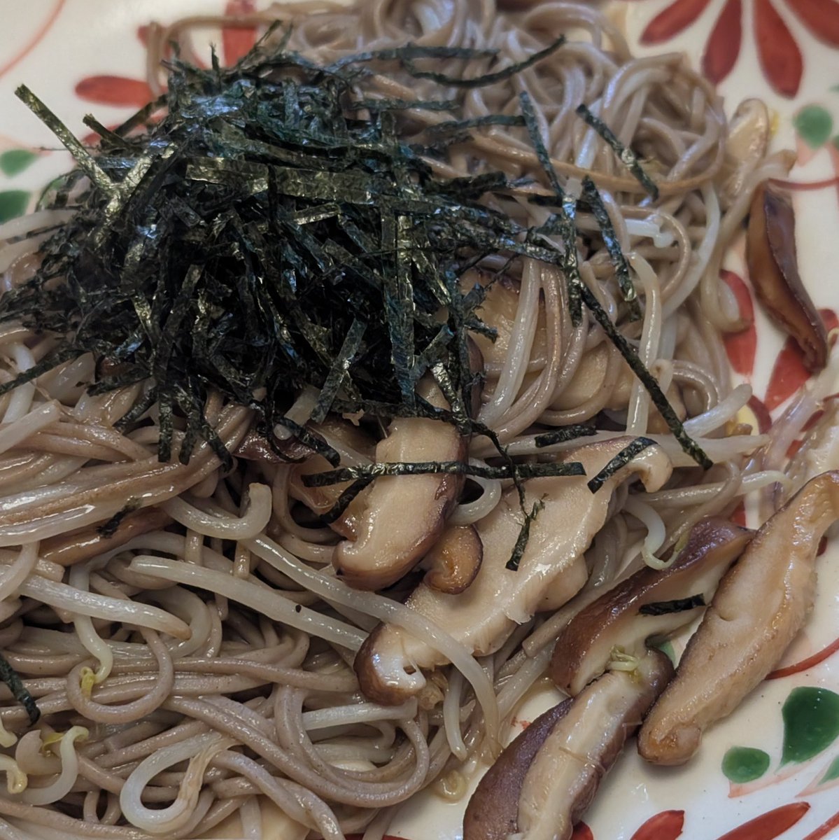 OnShuHALLI's tweet photo. 蕎麦焼きそば。
椎茸とモヤシをゴマ油で炒め、固め茹での蕎麦を投入。麺つゆで仕上げ。刻み海苔で。 https://t.co/NTNaW9zkoH