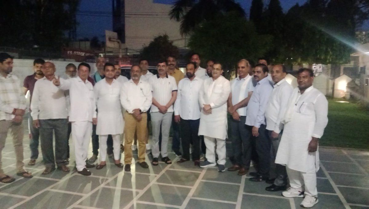 SurenderK_INC's tweet photo. हमारे @INCDelhi अध्यक्ष भाई @devendrayadvinc जी के आदेशानुसार आज किराड़ी जिला प्रभारी भाई‌ @DrPKMISHRA9 जी की अध्यक्षता में पूठ खुर्द वार्ड की मासिक ब्लॉक मीटिंग रखी गई जिसमें मुख्य रूप से विधानसभा प्रभारी रविन्द्र त्यागी जी, पूर्व निगम प्रत्याशी संजय डबास जी, ब्लॉक अध्यक्ष कृष्ण शौकीन जी, चाचा आनंद जी, भाई संदीप डबास जी, पप्पू भाई व वार्ड के BLA 2 व अन्य पदाधिकारी मौजूद रहे । 
इस मीटिंग में भाई पी के मिश्रा जी ने सभी को संबोधित करते हुए संगठन की शक्ति, उनके दायित्व व आगे की रणनीति के बारे में संक्षिप्त में विवरण दिया व SIR प्रक्रिया के बारे में विस्तृत चर्चा की ।