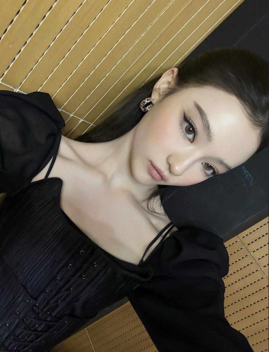 sxnxcals's tweet photo. her collarbones are insane https://t.co/r2wANuwQpu