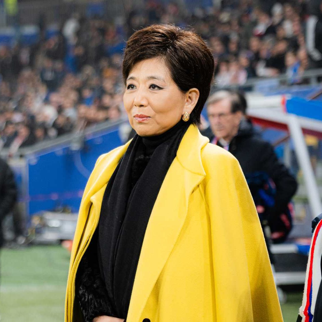 OL's tweet photo. Lettre de Michele Kang : « Un nouveau chapitre pour l’Olympique Lyonnais »

Chers supporters,

Aujourd'hui marque un nouveau départ plein d'espoir pour l'Olympique Lyonnais.

Après une période difficile, nous tournons la page et allons de l'avant ensemble avec une détermination renouvelée. Je m'engage pleinement dans cette aventure et je suis vraiment impatiente d'écrire ce nouveau chapitre aux côtés de chacun d'entre vous.

Au nom de toute l'équipe dirigeante de l'OL, je tiens à vous remercier personnellement pour votre soutien indéfectible et votre remarquable résilience. Vous avez soutenu le club dans les moments les plus difficiles, et votre passion n'a jamais faibli. Votre énergie les jours de match, tant à l'intérieur du stade qu'à l'extérieur, a été notre plus grande source de force. Elle nous a permis de surmonter les moments de doute. Cette même énergie nous a aidés à réaliser ce que beaucoup qualifient déjà de miracle dans le monde du sport : sauver l'Olympique Lyonnais non pas une, mais deux fois en moins d'un an.

Nous n'oublierons jamais d'où nous venons, mais notre regard est résolument tourné vers un avenir meilleur. Rien n'aurait été possible sans vous, et nous vous devons d'honorer votre confiance et votre fidélité.

Ensemble, nous allons reconstruire le club et lui redonner la place qui lui revient parmi l'élite européenne, au service de notre communauté et du football français. Avec vous à nos côtés, nous posons les fondations d'une culture de haute performance, d'unité, d'excellence et de responsabilité.

Ensemble, écrivons un nouveau chapitre glorieux de l'Histoire de l'Olympique Lyonnais, un chapitre qui honore notre passé, célèbre notre présent et inspire notre avenir.

Avec ma plus profonde gratitude,

Michele Kang

------

Letter from Michele Kang: “A New Chapter for Olympique Lyonnais”

Dear Supporters,

Today marks a new and hopeful beginning for Olympique Lyonnais.

After a difficult period, we are turning the page and moving forward together with renewed determination. I am fully committed to this journey and truly excited to write this new chapter alongside each and every one of you.

On behalf of the entire OL leadership team, I would like to personally thank you for your unwavering support and remarkable resilience. You have stood by the club through the toughest times, and your passion has never wavered. Your energy on match days — both inside the stadium and beyond — has been our greatest source of strength. It has carried us through moments of doubt and helped us achieve what many are already calling a miracle in the world of sport: saving Olympique Lyonnais not once, but twice in less than a year.

We will never forget where we came from, but our eyes are firmly fixed on a brighter future. Nothing would have been possible without you, and we owe it to you to honor your trust and loyalty.

Together, we will rebuild the club and restore it to its rightful place among Europe’s elite, proudly serving our community and French football. With you by our side, we are laying the foundations for a culture of high performance, unity, excellence, and responsibility.

Together, let us write a proud new chapter in Olympique Lyonnais’ history — one that honors our past, celebrates our present, and inspires our future.

With deepest gratitude, Michele
