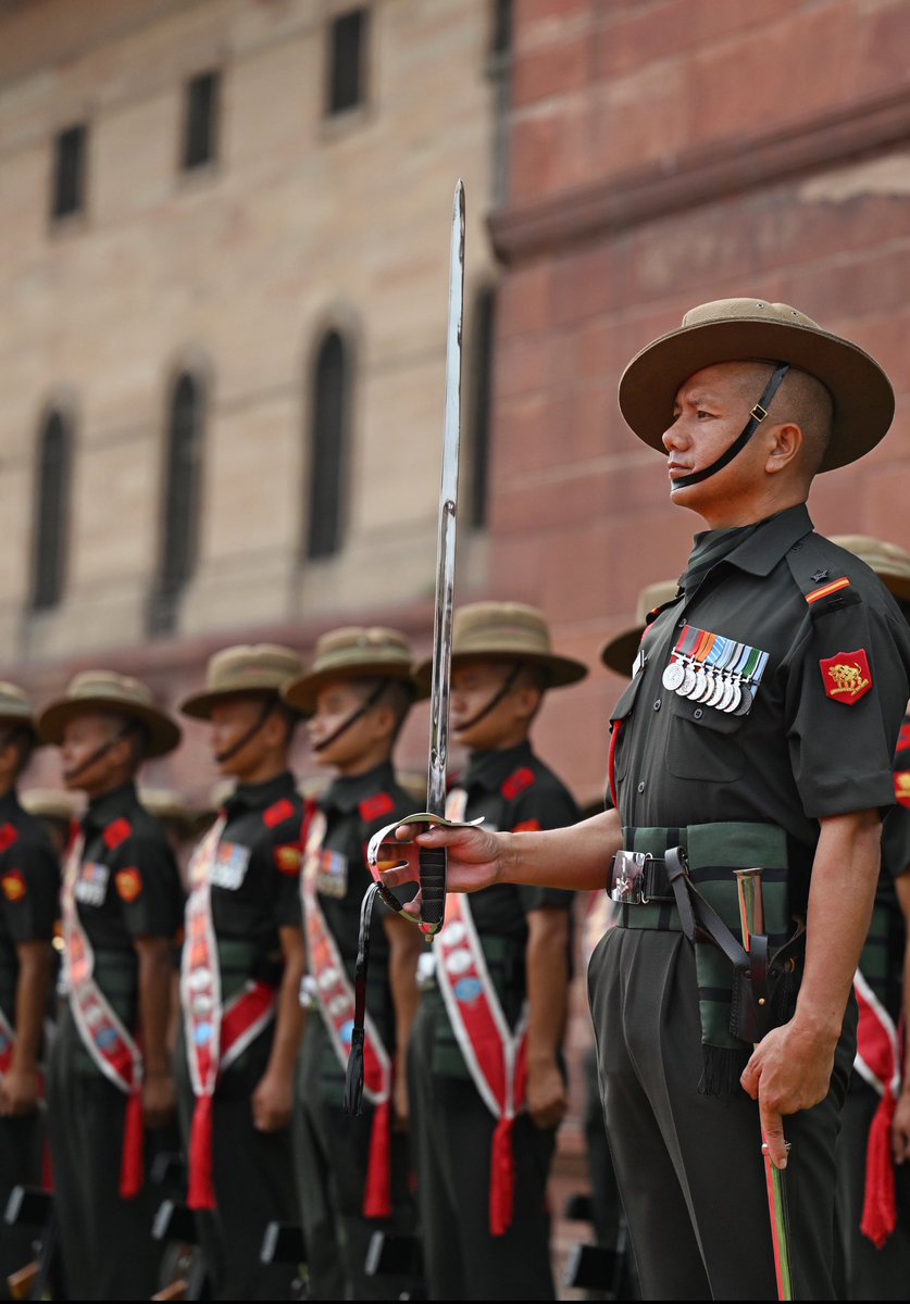ashishsphotos's tweet photo. Lt Gen Dhiraj Seth assumes charge as the Chief of the Army Staff, receiving a ceremonial Guard of Honour at South Block in New Delhi. 

Moments from a ceremony steeped in tradition, honour and service.

#indianarmy #newdelhi #militaryceremony #photojournalısm #indianarmy https://t.co/un6HFTQyhb