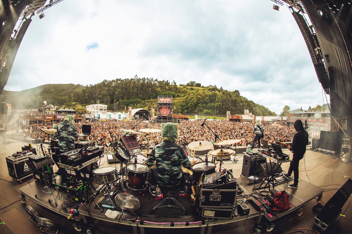 ResurrectionESP's tweet photo. Grandes nombres ya a primeras horas de tarde. Continúa el primer asalto con Man With A Mission, God Complex, TSS y Black Maracas. 🔥

@MWAMofficial @tsundaysadness #ResurrectionFest #APlaceCalledHome #ConcertosdoXacobeo #ConcellodeViveiro #EstrellaGalicia https://t.co/ZCXTst9nnw