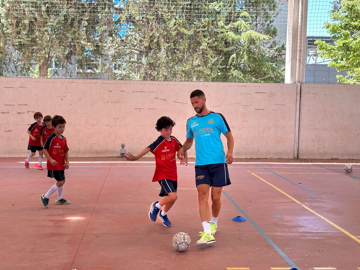RandoriSport's tweet photo. ⚽ Visita del capi @17RaulCampos a la sede del Campus @museolegends en @sacochamartin

😍 Siempre un privilegio recibir a uno de los mejores jugadores de la historia de nuestro país 🇪🇸 https://t.co/tOa9wmoX3M