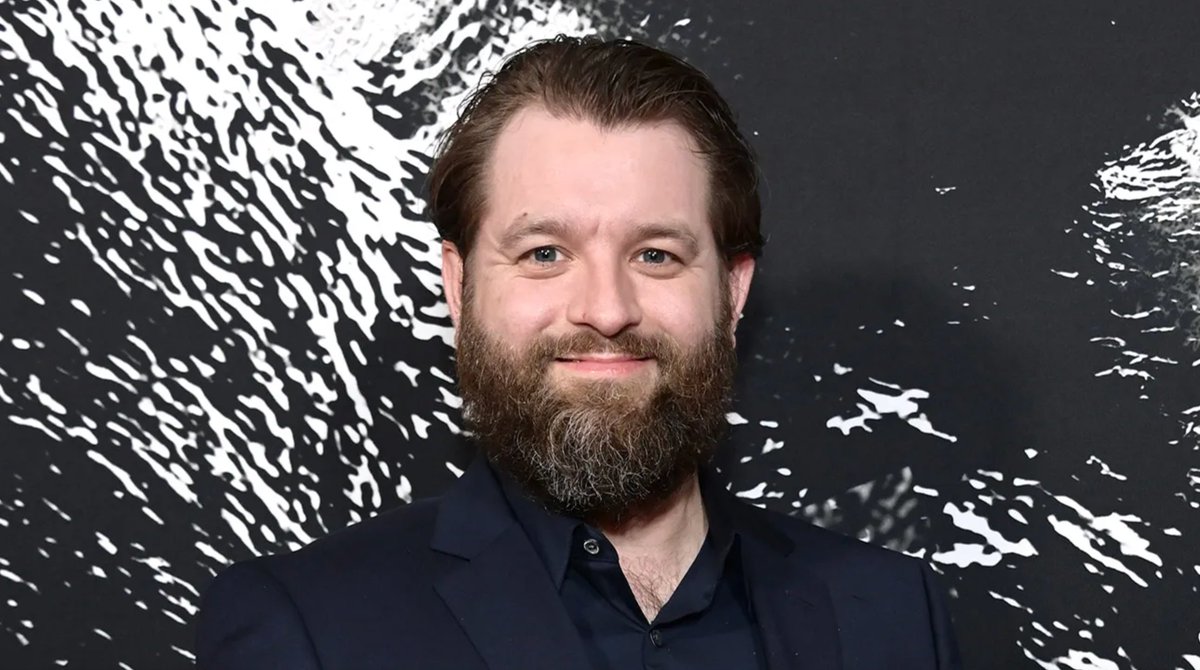OneTakeNews's tweet photo. Warner Bros is developing a movie based on the Siren Head meme.

Zach Cregger (Weapons) and Brian Duffield (Whalefall) are co-writing the script and producing the film, with Duffield set as director.

(via https://t.co/HvAVU10mYd) https://t.co/O7rbkSkfXB