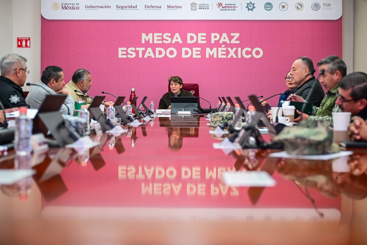 delfinagomeza's tweet photo. Este miércoles, en Palacio de Gobierno, encabecé la reunión de la Mesa de Paz, donde revisamos la estrategia de seguridad que, de manera coordinada, estamos implementando en el #EdoMex.
El trabajo conjunto y la coordinación de todas las autoridades es esencial para continuar dando resultados a la población.
#ElPoderDeServir