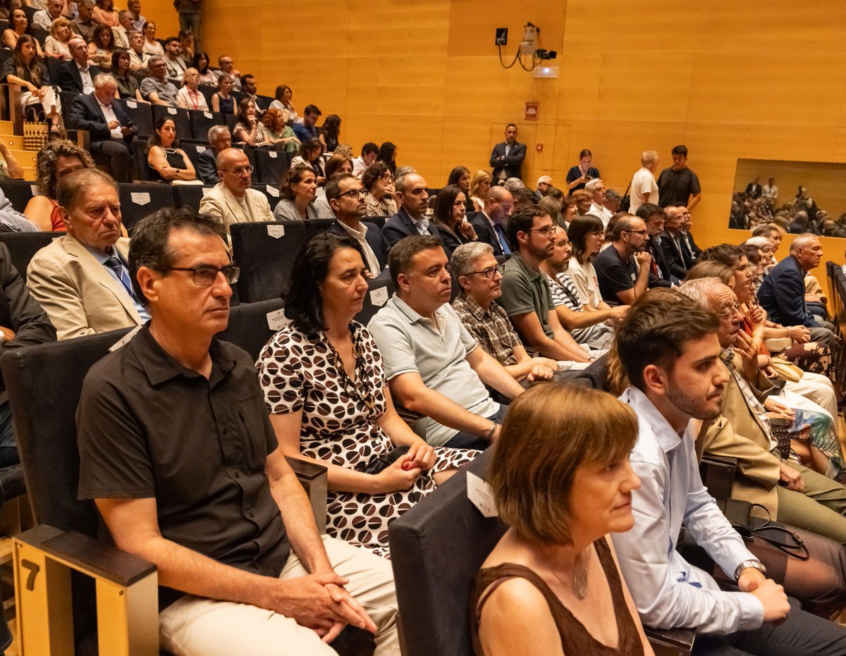 GraduatSocialcs's tweet photo. 🎓 El nuevo rector de la @UJIuniversitat reitera que la universidad tiene que ser una "institución de referencia para el diálogo" y tiende la mano a todos los colegios profesionales. Nuestra presidenta asiste al acto institucional

#graduadosociales #castellon https://t.co/6CT5PM5OEO