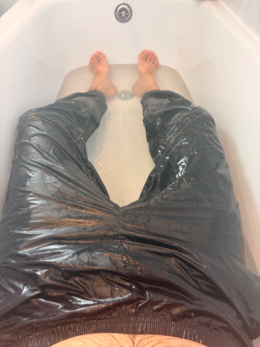 Dirtychavboy's tweet photo. A bath full of gunge with trackies on 😈😈 https://t.co/F8rV7MdTvQ
