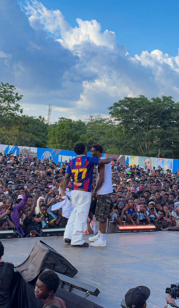 Samad_wurld's tweet photo. On stage pẹlu ZANKU ni MAPOLY📍 https://t.co/4HZuNdxSnF