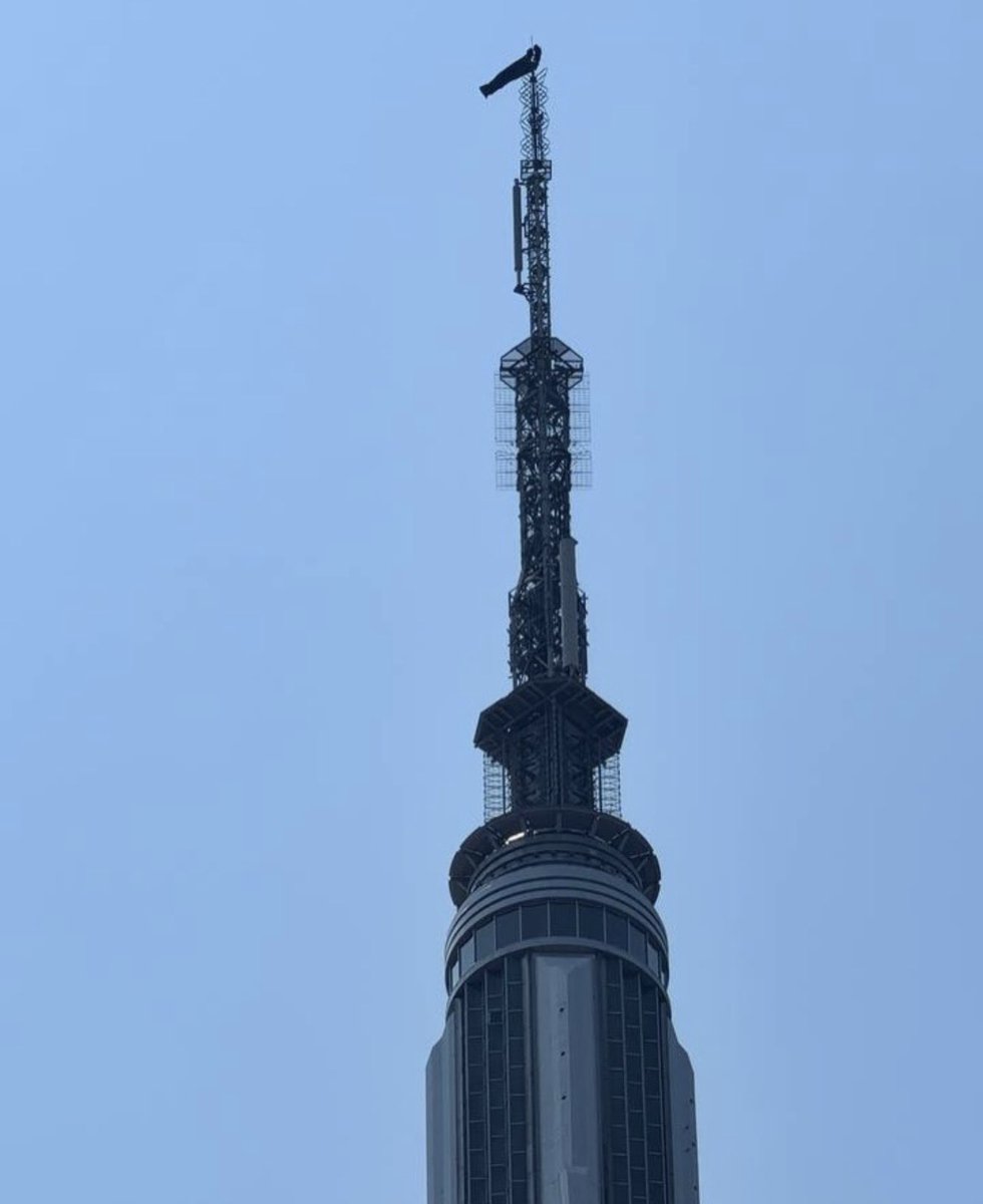 tommydidario's tweet photo. Photos of the banner that was placed on top of The Empire State Building minutes ago +  what looks like a proposal. The photos are straight from the Instagram account of Angela Nikolau who just put these up (one of the two people who climbed this). #EmpireStateBuilding https://t.co/TJGglZfqsD