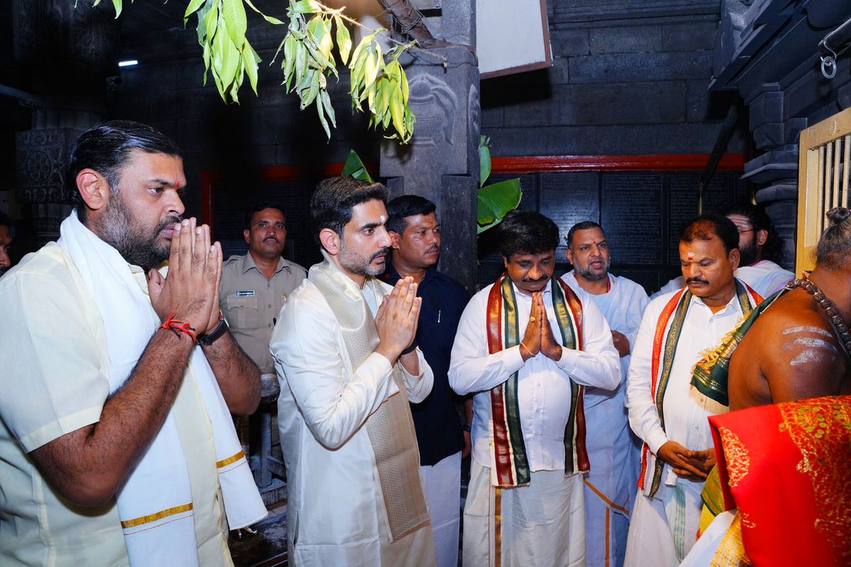BojjalaSudhir's tweet photo. మన తెలుగుదేశం పార్టీ జాతీయ వర్కింగ్ ప్రెసిడెంట్, రాష్ట్ర ఐటీ మరియు విద్యాశాఖ మంత్రివర్యులు శ్రీ నారా లోకేష్ గారు ఈరోజు మన శ్రీకాళహస్తి నియోజకవర్గానికి విచ్చేయడం జరిగింది. ఈ పర్యటనలో భాగంగా వారు శ్రీకాళహస్తి పుణ్యక్షేత్రాన్ని సందర్శించి, శ్రీ జ్ఞానప్రసూనాంబ సమేత శ్రీ కాళహస్తీశ్వర స్వామి వారిని దర్శించుకున్నారు.

ఆలయానికి విచ్చేసిన మన యువనేతకు ఆలయ అధికారులు, అర్చకులు మరియు మన పార్టీ ప్రముఖ నాయకులతో కలిసి సాదరంగా స్వాగతం పలకడం జరిగింది. అనంతరం వారు స్వామి, అమ్మవార్లను దర్శించుకుని ప్రత్యేక పూజలు నిర్వహించగా.. వేద పండితులు వారికి ఆశీర్వచనం అందించి స్వామి వారి తీర్థప్రసాదాలు, శేషవస్త్రాన్ని బహూకరించారు. మన రాష్ట్ర ప్రజలందరూ ఆయురారోగ్యాలతో, సుఖసంతోషాలతో వర్ధిల్లాలని, కూటమి పాలనలో రాష్ట్రం ప్రగతి పథంలో దూసుకుపోవాలని ఆ పరమశివుడిని మనస్ఫూర్తిగా ప్రార్థించడం జరిగింది.