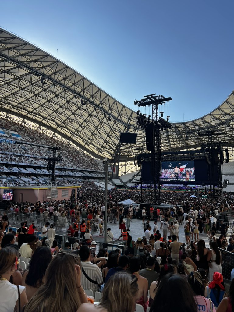 yxnis13XO's tweet photo. En place pour Bad Bunny ! https://t.co/YeZ09trIcS
