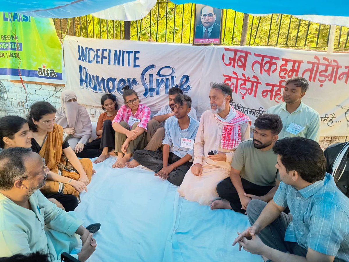_YogendraYadav's tweet photo. देश में लगातार हो रहे पेपर लीक के विरोध में जंतर-मंतर पर कॉकरोच जनता पार्टी (CJP) के प्रदर्शन में आज शामिल हुआ। भारत में आज शिक्षा के सवाल पर बोलने का सबसे सच्चा नैतिक हक़ अगर किसी को है, तो वह सोनम वांगचुक जी को है। पिछले चार दिनों से वे देश के युवाओं के भविष्य के लिए भूख हड़ताल पर बैठे हैं। उनसे मिलकर उनके संघर्ष को अपना समर्थन दिया। 

जंतर-मंतर पर भूख हड़ताल पर बैठे साथियों से भी मुलाकात हुई। युवाओं के इस बुनियादी सवाल को उठाने वाला हर संघर्ष हमारे साझा भविष्य का संघर्ष है। ऐसे हर संघर्ष के साथ खड़ा होना समय की माँग है।

#PaperLeak #SonamWangchuk #Education #Youth #CJP 
@Cockroachisback