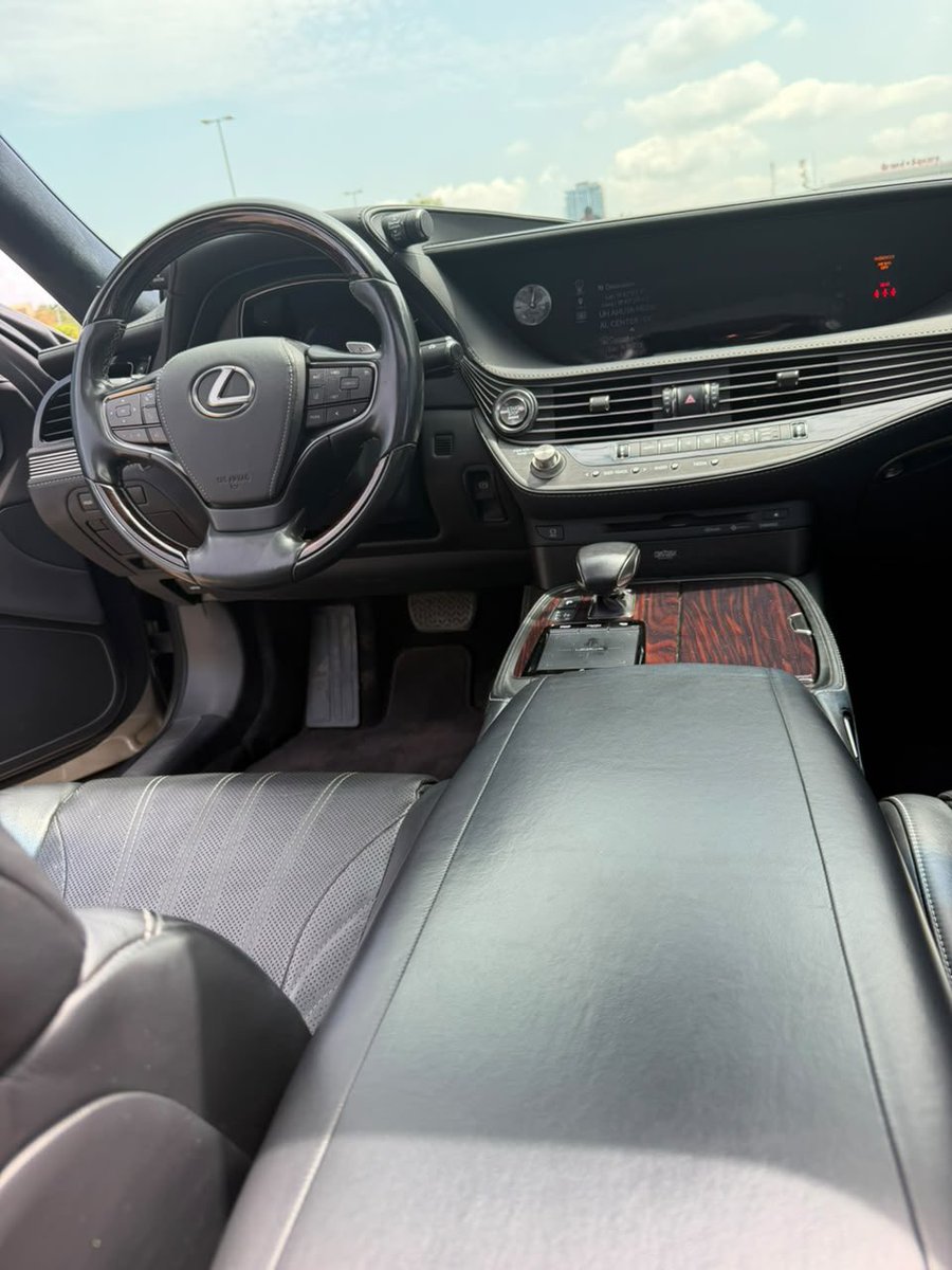 CedarSaintiago's tweet photo. Why did Lexus discontinued the making of this LS series? https://t.co/gJsypdBLXu