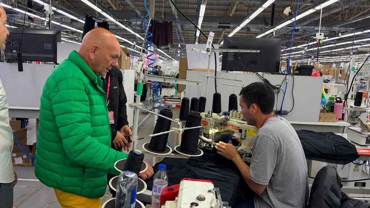 LucianoHangBr's tweet photo. Estou visitando fornecedores da Havan que produzem no Paraguai. Hoje estive na Dass Tex e na Texcin, acompanhando de perto o processo produtivo, a operação logística, os benefícios oferecidos aos colaboradores e o modelo tributário paraguaio, que é um grande diferencial para a competitividade da indústria local. É impressionante ver como um ambiente mais simples, com menos burocracia e mais liberdade para produzir, ajuda a gerar desenvolvimento, empregos e oportunidades. O Brasil tem muito a aprender!