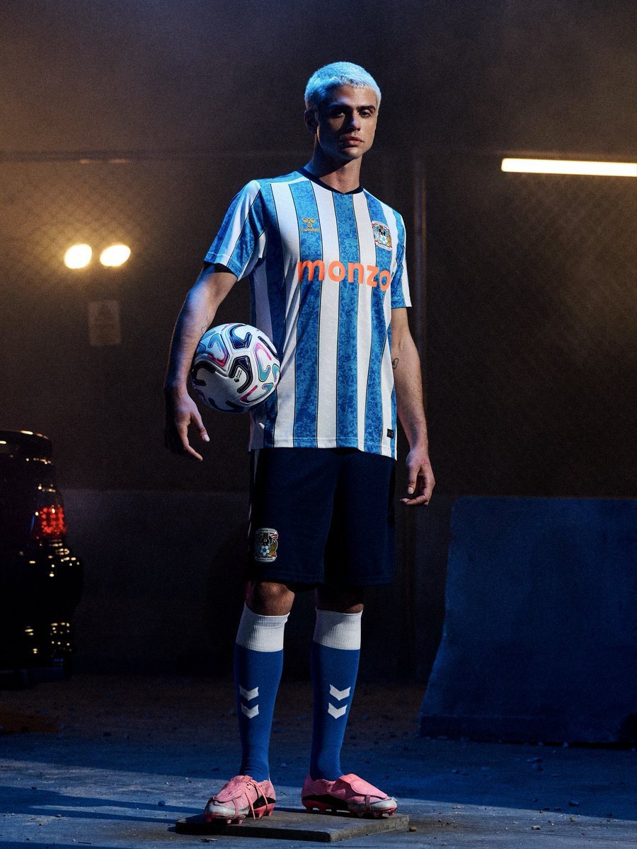 CoventryArg_'s tweet photo. Repito lo que ya había dicho, la camiseta es muy linda, no me convence el color del sponsor. Aunque viéndola con todo el conjunto el color del short y las medias la hacen sumar puntos
#PUSB https://t.co/uPWTdAgSNG