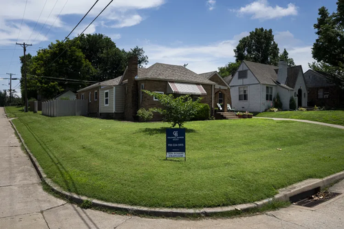 DavidAndreoli5's tweet photo. Interest rates on key types of loans are expected to hover in their recent range, or increase as the year goes on, according to forecasters. Persistent inflation concerns among investors are likely to keep mortgage rates elevated. https://t.co/LTO3aDkM2N https://t.co/STRVUufBo9