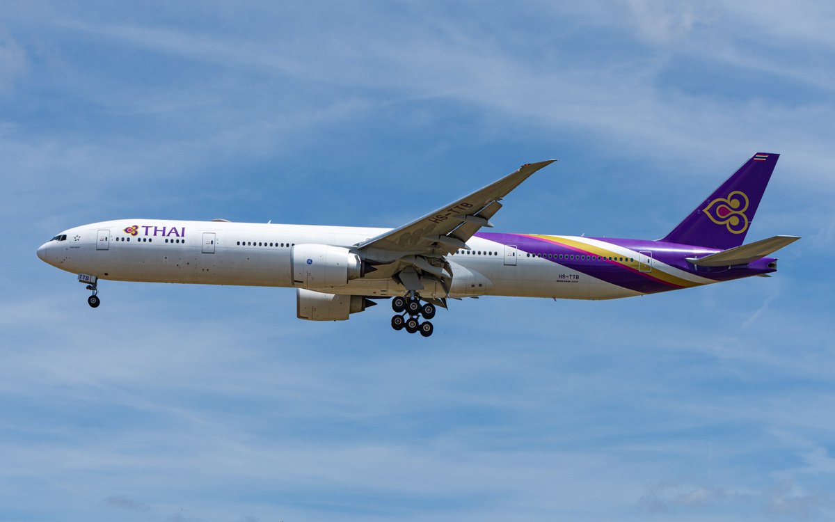 NunoSeletti's tweet photo. Le roi Rama X et de la reine Suthida Bajrasudhabimalalakshana de Thailande sont venu à Toulouse à bord d'un #Boeing 777-3000ER, pour une petit visite chez @Airbus cet après-midi, avant de repartir à Bangkok 🇹🇭 #RamaX https://t.co/y7UuGuUrVN
