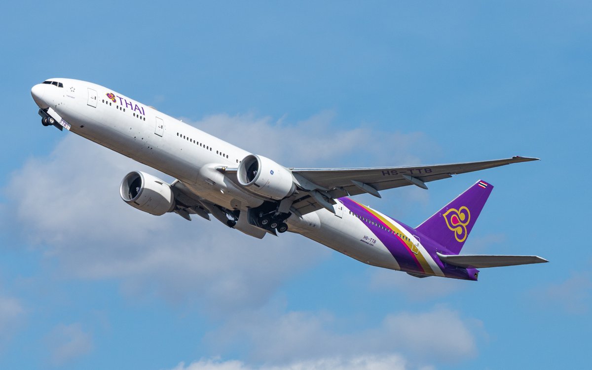 NunoSeletti's tweet photo. Le roi Rama X et de la reine Suthida Bajrasudhabimalalakshana de Thailande sont venu à Toulouse à bord d'un #Boeing 777-3000ER, pour une petit visite chez @Airbus cet après-midi, avant de repartir à Bangkok 🇹🇭 #RamaX https://t.co/y7UuGuUrVN