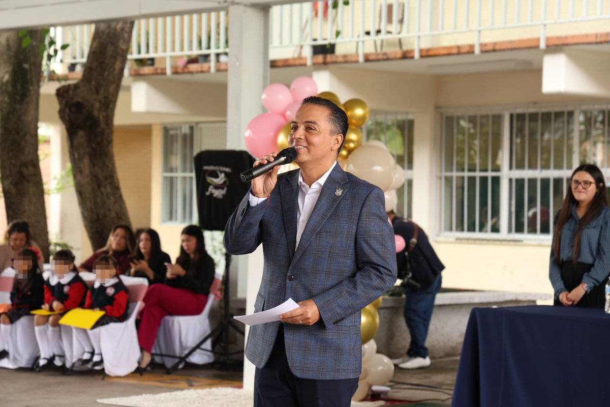 SEGOB_Queretaro's tweet photo. Con la estrategia #AquíContigo del gobernador @makugo, el secretario de Gobierno, @Eric_gudino asistió a la ceremonia de clausura del ciclo escolar 2026 en la📍 Escuela Primaria “Josefa Ortiz de Domínguez” en el @MpioCorregidora. 

Ahí, el funcionario estatal les recordó a las niñas y niños que hoy es uno de los días más importantes de su vida al concluir su primaria, el final de una etapa que los prepara para continuar su siguiente etapa, la Secundaria.

Reconoció también, el esfuerzo y dedicación no solo de las y los niños, sino también de las y los maestros y padres de familia.🙌🏼