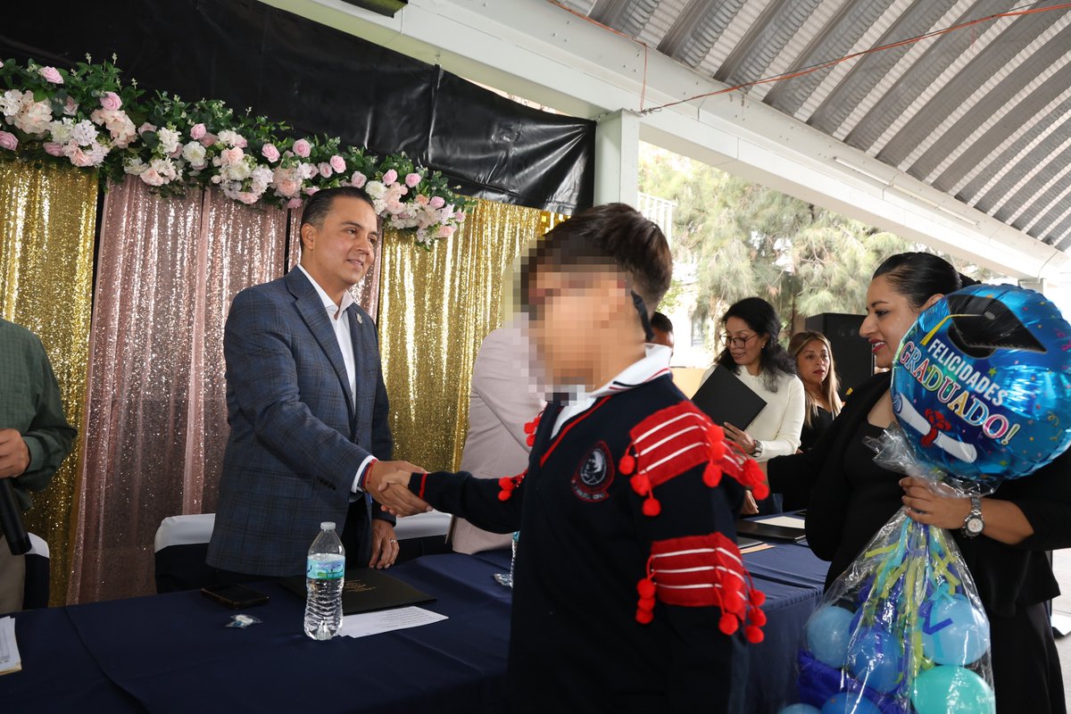 SEGOB_Queretaro's tweet photo. Con la estrategia #AquíContigo del gobernador @makugo, el secretario de Gobierno, @Eric_gudino asistió a la ceremonia de clausura del ciclo escolar 2026 en la📍 Escuela Primaria “Josefa Ortiz de Domínguez” en el @MpioCorregidora. 

Ahí, el funcionario estatal les recordó a las niñas y niños que hoy es uno de los días más importantes de su vida al concluir su primaria, el final de una etapa que los prepara para continuar su siguiente etapa, la Secundaria.

Reconoció también, el esfuerzo y dedicación no solo de las y los niños, sino también de las y los maestros y padres de familia.🙌🏼