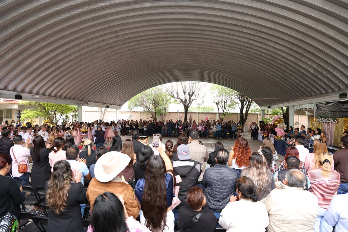 SEGOB_Queretaro's tweet photo. Con la estrategia #AquíContigo del gobernador @makugo, el secretario de Gobierno, @Eric_gudino asistió a la ceremonia de clausura del ciclo escolar 2026 en la📍 Escuela Primaria “Josefa Ortiz de Domínguez” en el @MpioCorregidora. 

Ahí, el funcionario estatal les recordó a las niñas y niños que hoy es uno de los días más importantes de su vida al concluir su primaria, el final de una etapa que los prepara para continuar su siguiente etapa, la Secundaria.

Reconoció también, el esfuerzo y dedicación no solo de las y los niños, sino también de las y los maestros y padres de familia.🙌🏼