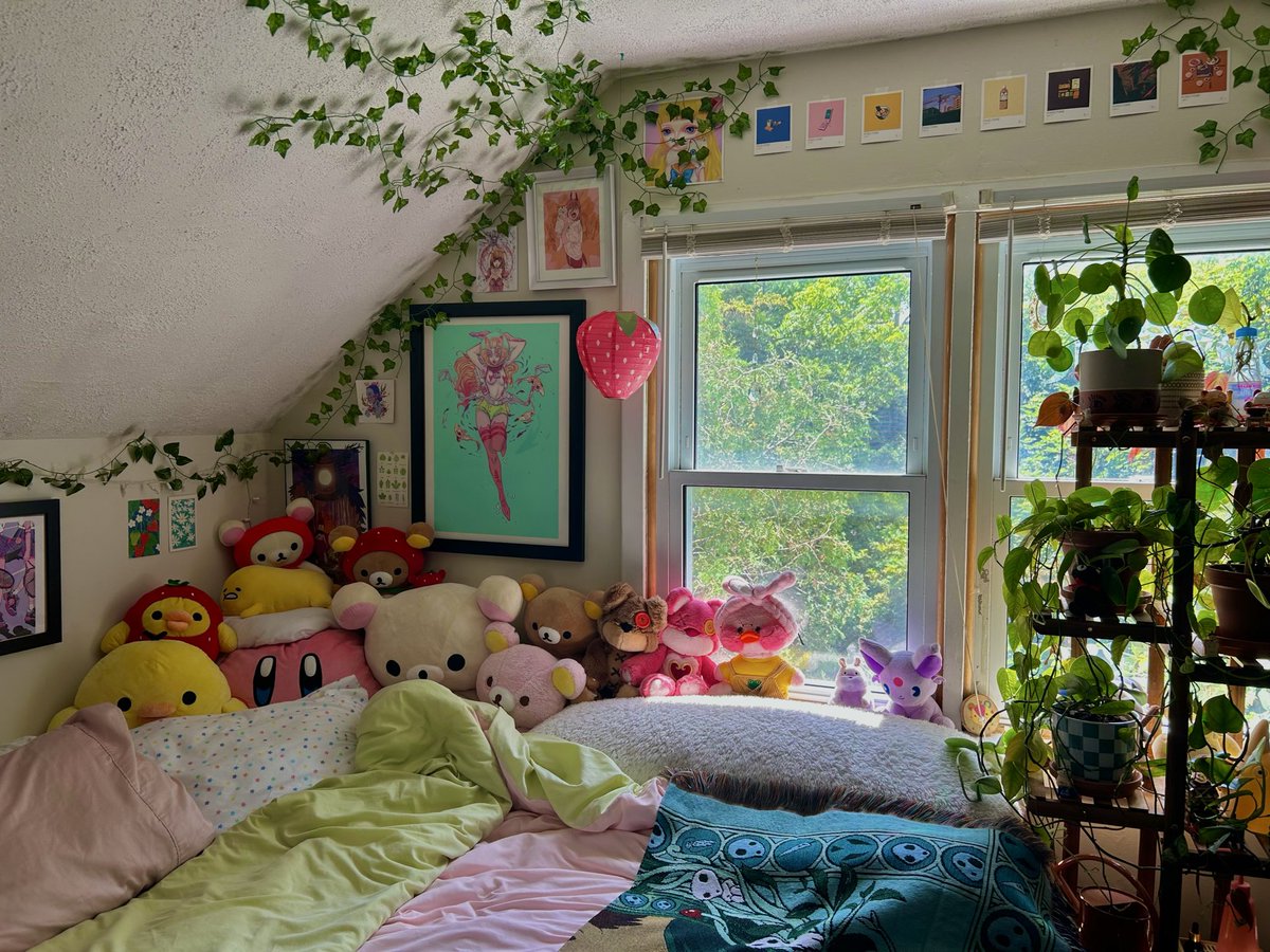 emily2rad's tweet photo. The room of a 26 year old woman :3 https://t.co/NuV0Mjvk8q