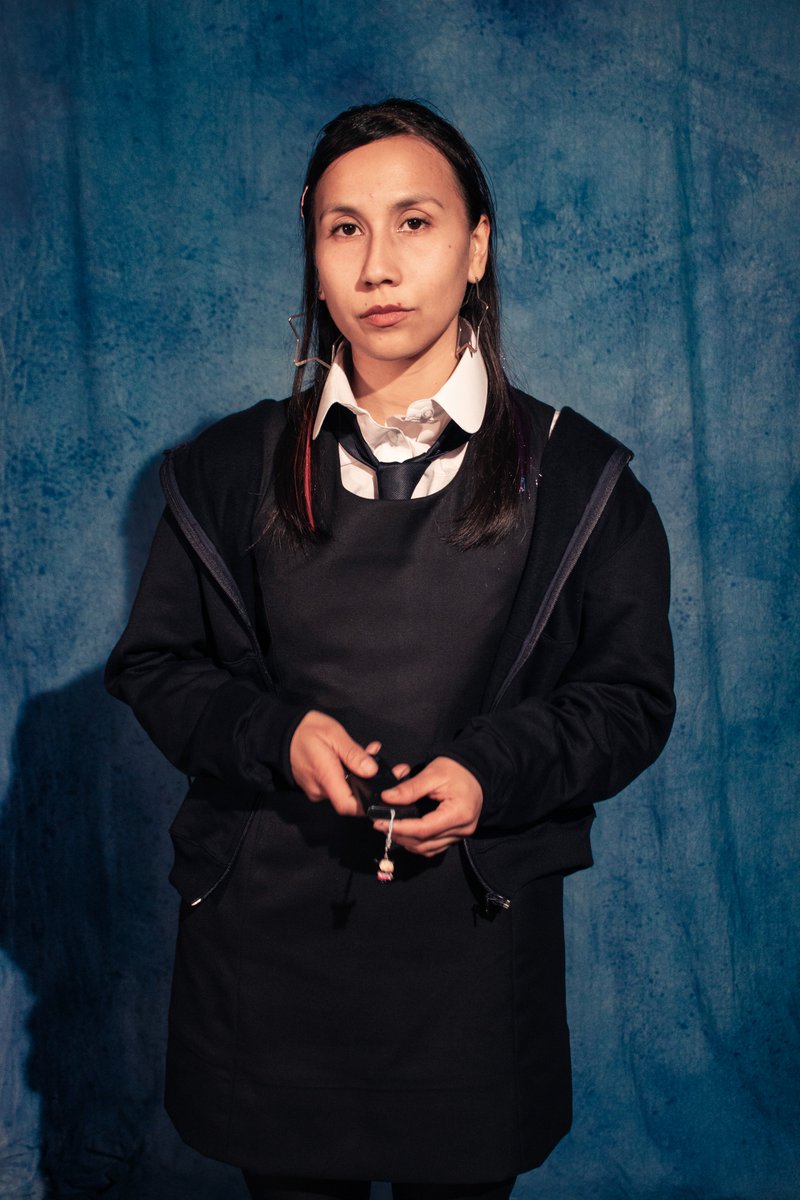 TeatroUC's tweet photo. Javiera Cayupan interpreta a Mariela en LA MALA CLASE 🍎Una estudiante de actitud desafiante que momentos antes de la licenciatura, se convertirá en una pieza clave al confrontar las contradicciones del sistema escolar.
🎫 https://t.co/iEvUjAfhfs
📆 Del 11 de julio al 8 de agosto https://t.co/pp8BYjNSIg