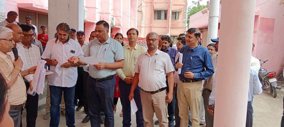 DM_MIRZAPUR's tweet photo. संचारी रोग नियंत्रण एवं दस्तक अभियान का जिलाधिकारी पवन कुमार गंगवार ने शुभारम्भ। जन जागरुकता के दृष्टिगत रैली को हरी झंडी दिखाकर किया रवाना। अधिकारियों/कर्मचारियों को दिलाई शपथ।
@CMOfficeUP @ChiefSecyUP @InfoDeptUP https://t.co/hoL1TzwA12