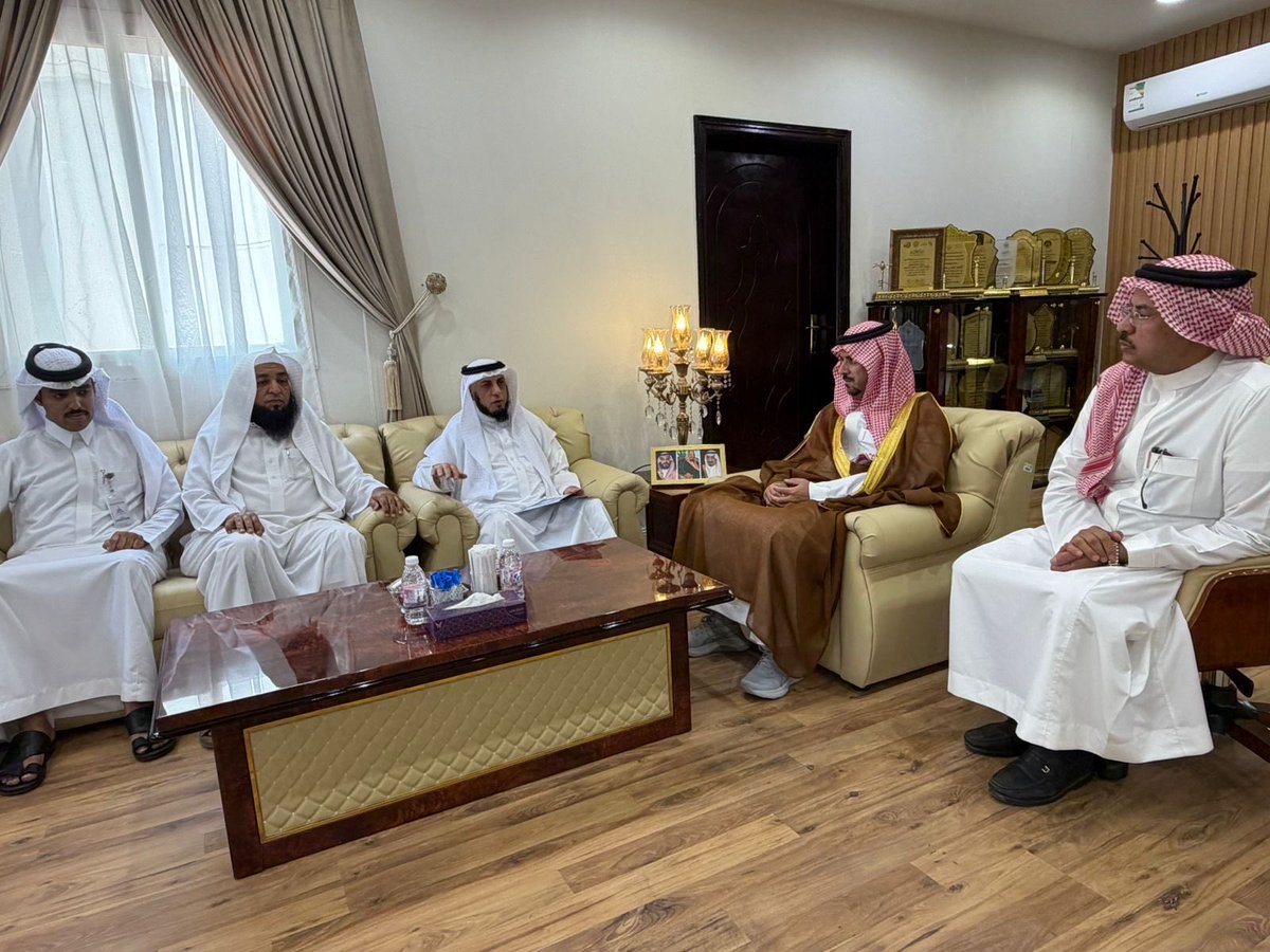 aldawah_almndaq's tweet photo. دشن سعادة محافظ المندق الاستاذ قاسم بن سعيد آل محسن بمكتبه اليوم الأربعاء ١٤٤٨/١/١٦المسابقة العلمية الإلكترونية الصيفية الكبرى (٦) وعددمن برامج الصيف التي تنفذها جمعية الدعوة بالمندق تحت إشراف وزارة الشؤون الإسلامية ممثلة بفرعهابمنطقة الباحة وذلك بحضور رئيس جمعية الدعوة بالمندق وعددمن أعضاء الجمعية
هذا وستنطلق فعاليات المسابقة اعتباراً من يوم الأحد ١٤٤٨/١/٢٠ولمدة اسبوعين عبرموقع الجمعية على منصة  x