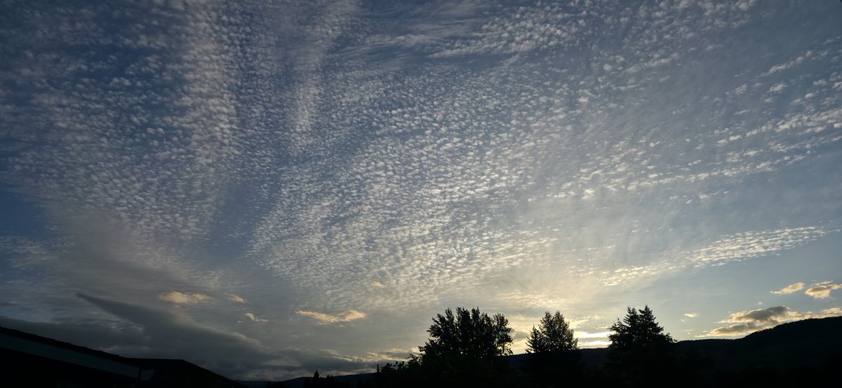 Zach_wx's tweet photo. Happy Canada Day! 🇨🇦🇨🇦🇨🇦
Here was this morning's beautiful sunrise in #Kelowna #BC. 👌
#BCStorm #BCwx #BCStormWatch #ShareYourWeather #CanadaDay https://t.co/gNWtacPJac